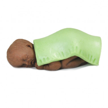 Donkere baby van marsepein met groen dekentje