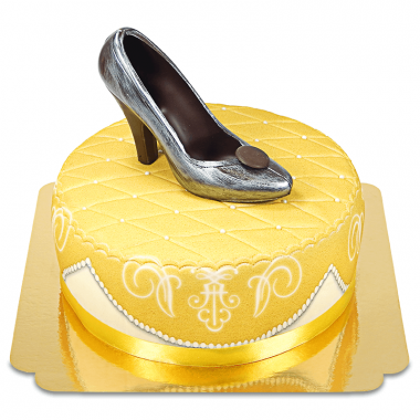 Gouden luxe taart met chocolade-schoen en lint
