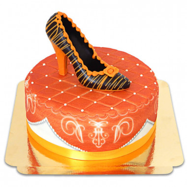 Oranje luxe taart met chocoladeschoen en lint
