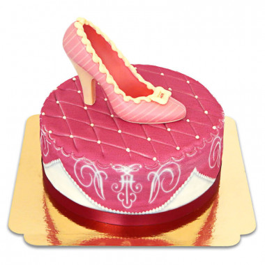 Roze luxe taart met chocoladeschoen en lint