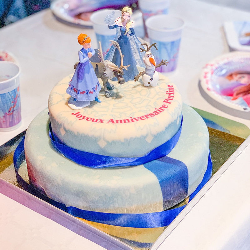 Ijskoningin Elsa, zus Anna & Olaf op twee-verdiepingen sneeuwvlok taart met tekst