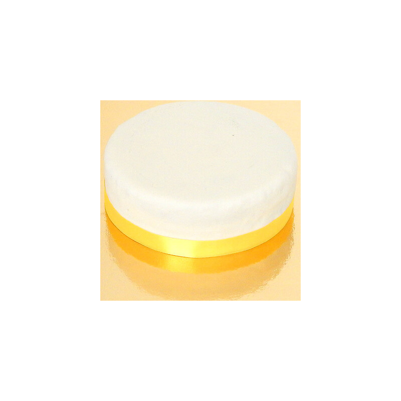 Witte taart met taartenlint geel