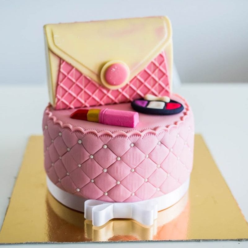 Luxe Make-Up taart, Rond dubbele hoogte met witte chocolade tas closeup