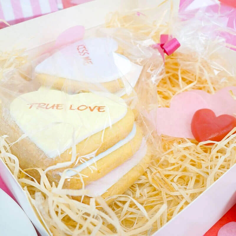 Koekjes in hartvorm met liefdesboodschap (12 stuks) verpakking closeup