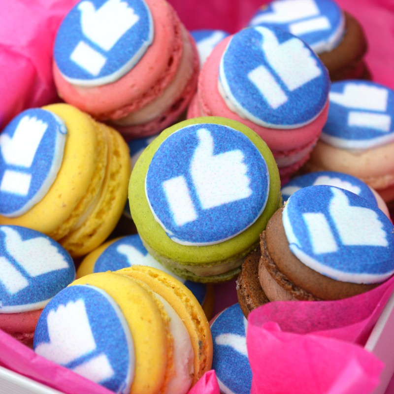 Macarons met logo (16 stuks) Facebook