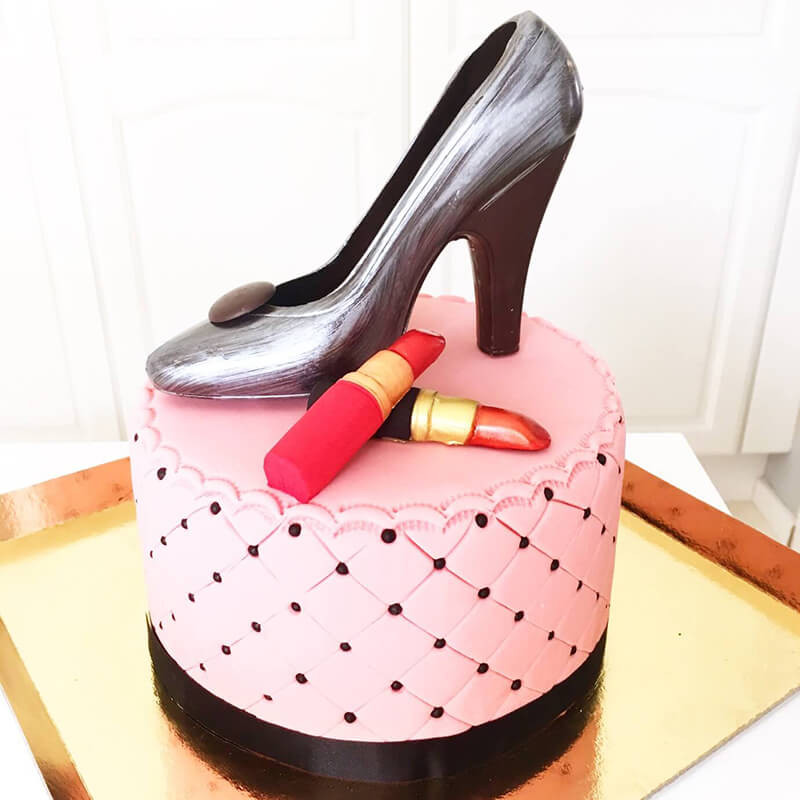 Luxe Make-Up taart, ronde dubbele hoogte met chocolade schoen closeup