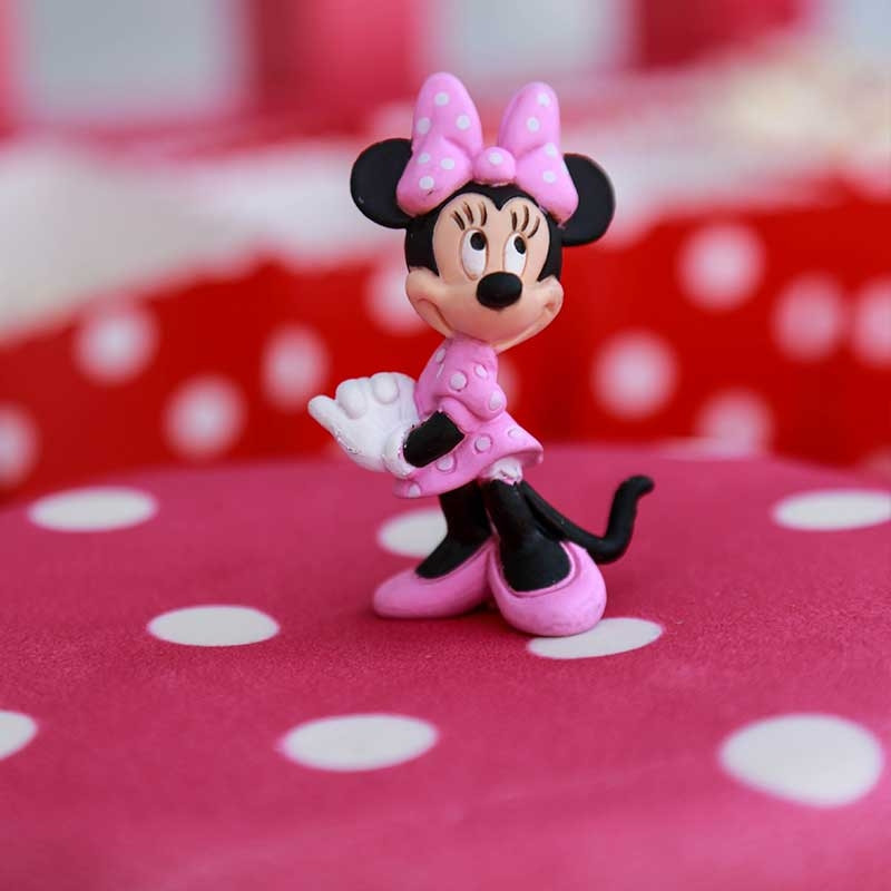 Minnie Mouse op taart met figuur en suiker strikje figuur