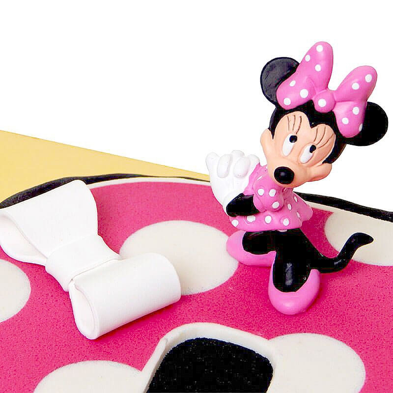 Cijfertaart met Minnie Mouse figuur closeup Minnie