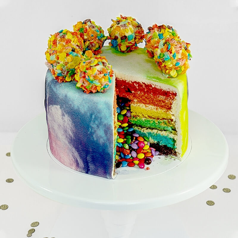 Regenboog Pride taart met deco