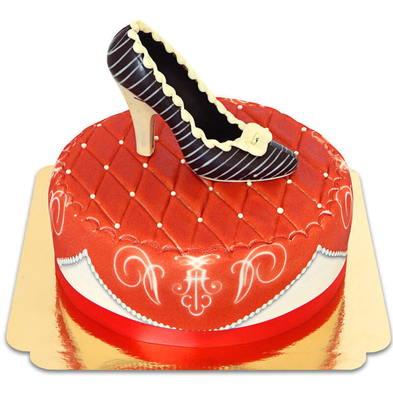 Czerwony tort deluxe z czekoladowym pantofelkiem i wstążką