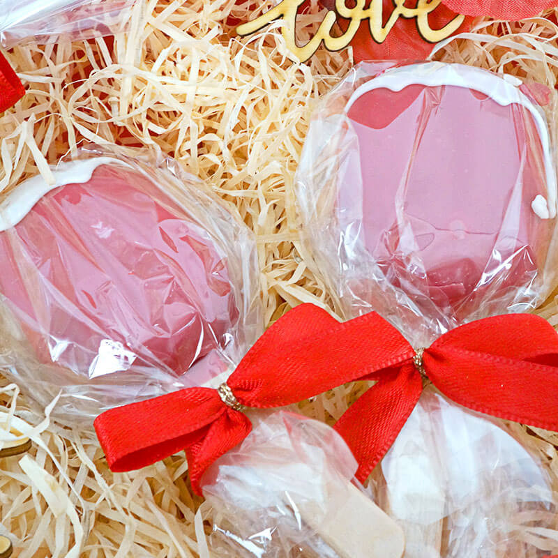 Valentijnsdaggeschenkdoos - Rood cake-popsicles
